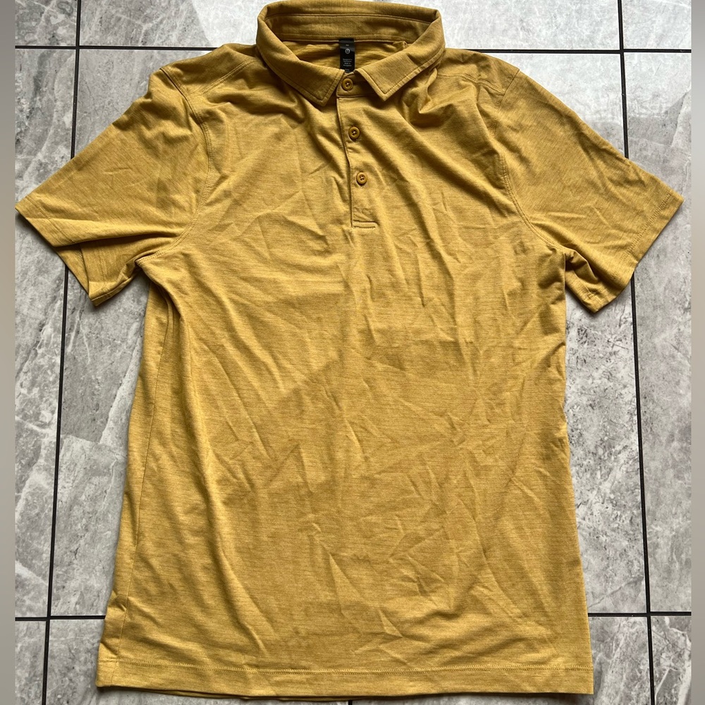 Lululemon Athletica Evolution Mens Gold Spice Performance Golf Polo Shirt Logo M